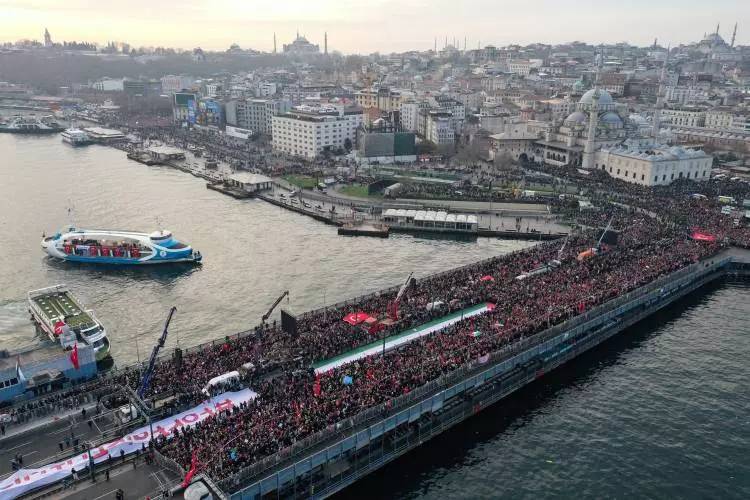 Türkiye ayakta! Şehitlere rahmet  Filistin'e destek İsrail'e lanet için binlerce kişi Galata köprüsünde yürüyüş gerçekleştirdi 8