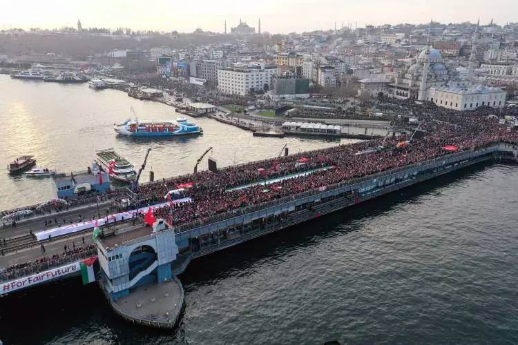 Türkiye ayakta! Şehitlere rahmet  Filistin'e destek İsrail'e lanet için binlerce kişi Galata köprüsünde yürüyüş gerçekleştirdi 9