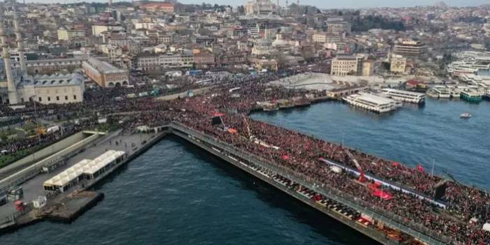 Türkiye ayakta! Şehitlere rahmet  Filistin'e destek İsrail'e lanet için binlerce kişi Galata köprüsünde yürüyüş gerçekleştirdi