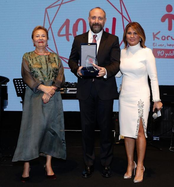 Serenay Sarıkaya ve Halit Ergenç Koruncuk Vakfı'nın gecesinde doyasıya dans etti 7