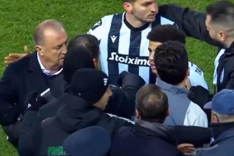 Fatih Terim çılgına döndü, Panathinaikos-PAOK maçında ortalık fena karıştı, çıkan tartışmaya polis ekipleri müdahale etti 2