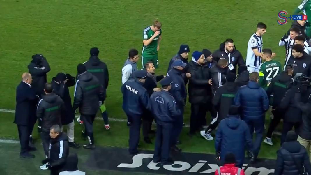 Fatih Terim çılgına döndü, Panathinaikos-PAOK maçında ortalık fena karıştı, çıkan tartışmaya polis ekipleri müdahale etti 3