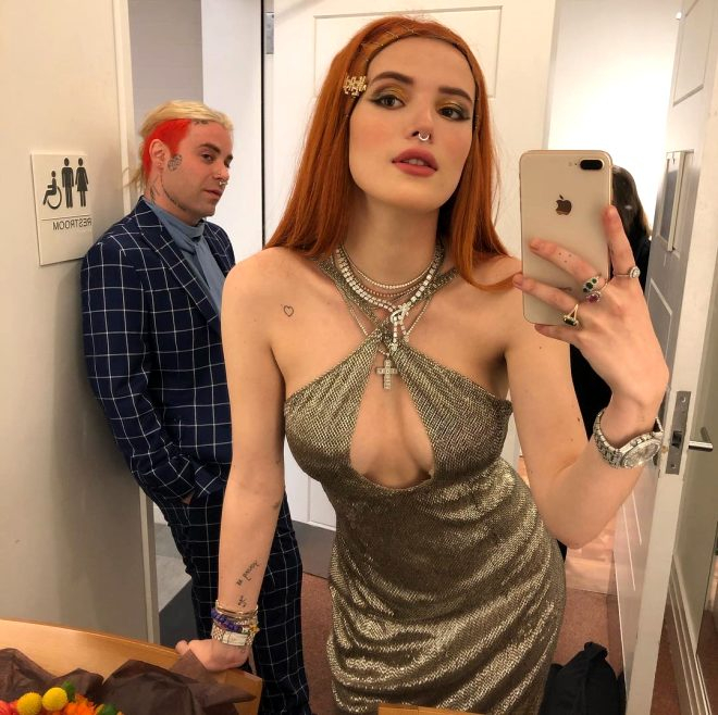 ABD'li oyuncu Bella Thorne, banyoda üstsüz fotoğraflarını paylaştı! 4