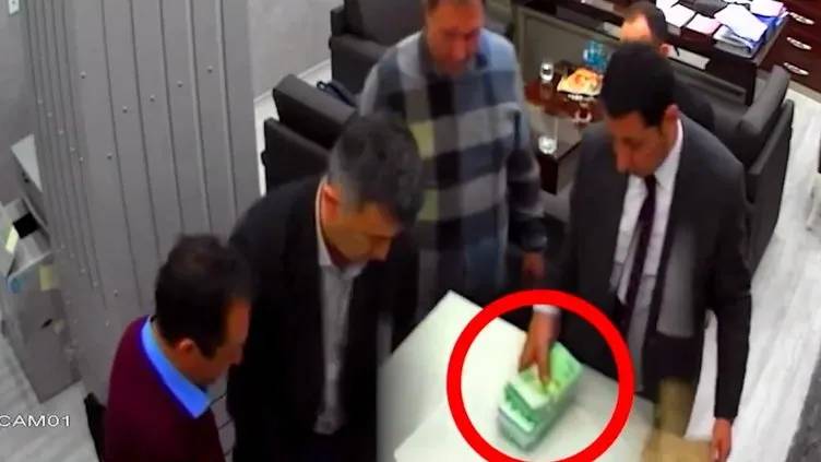 CHP'de para sayma skandalı ilçe belediyelere sıçradı, Belediye başkanının oğlu ve yardımcısının para sayma görüntüleri ortaya çıktı 7