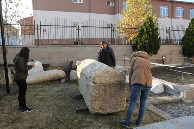 Yol çalışmasında Roma dönemi parçalarına rastlandı 8