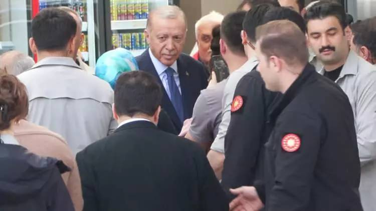 Başkan Erdoğan'a sevgi seli! Benzin istasyonuna girdi vatandaşlarla sohbet etti resim çektirdi 10