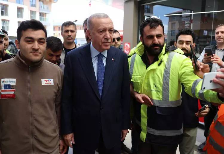 Başkan Erdoğan'a sevgi seli! Benzin istasyonuna girdi vatandaşlarla sohbet etti resim çektirdi 7