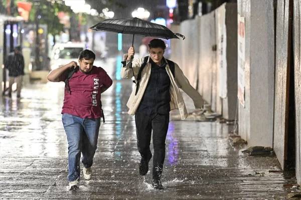 Valilik günler önce uyarmıştı! Ankara'da sağanak yağış hayatı felç etti!, bir çok evi su bastı, araçlar alt geçitlerde mahsur kaldı 10