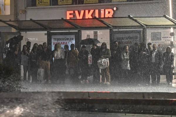 Valilik günler önce uyarmıştı! Ankara'da sağanak yağış hayatı felç etti!, bir çok evi su bastı, araçlar alt geçitlerde mahsur kaldı 13