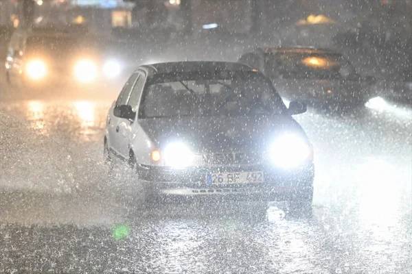 Valilik günler önce uyarmıştı! Ankara'da sağanak yağış hayatı felç etti!, bir çok evi su bastı, araçlar alt geçitlerde mahsur kaldı 15