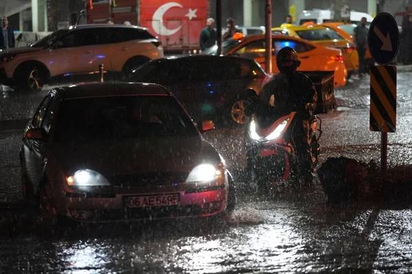 Valilik günler önce uyarmıştı! Ankara'da sağanak yağış hayatı felç etti!, bir çok evi su bastı, araçlar alt geçitlerde mahsur kaldı 18