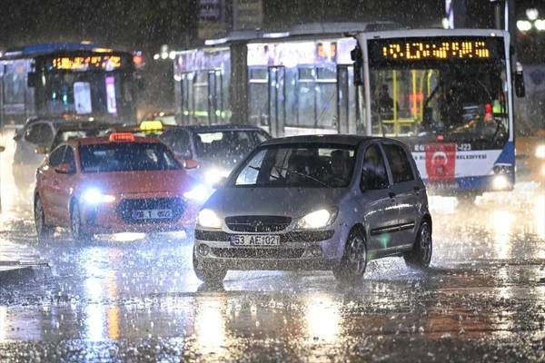 Valilik günler önce uyarmıştı! Ankara'da sağanak yağış hayatı felç etti!, bir çok evi su bastı, araçlar alt geçitlerde mahsur kaldı 2