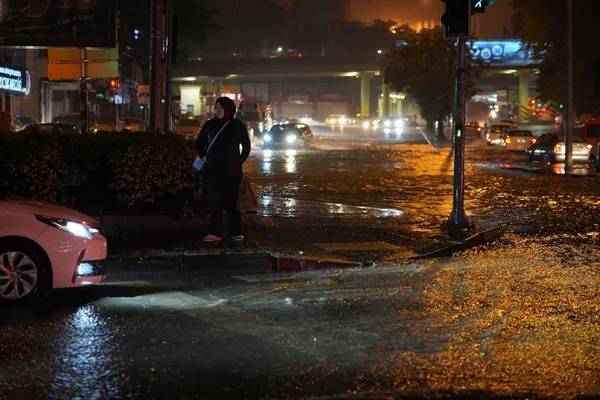 Valilik günler önce uyarmıştı! Ankara'da sağanak yağış hayatı felç etti!, bir çok evi su bastı, araçlar alt geçitlerde mahsur kaldı 25