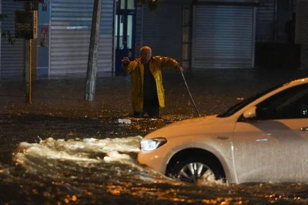 Valilik günler önce uyarmıştı! Ankara'da sağanak yağış hayatı felç etti!, bir çok evi su bastı, araçlar alt geçitlerde mahsur kaldı 26