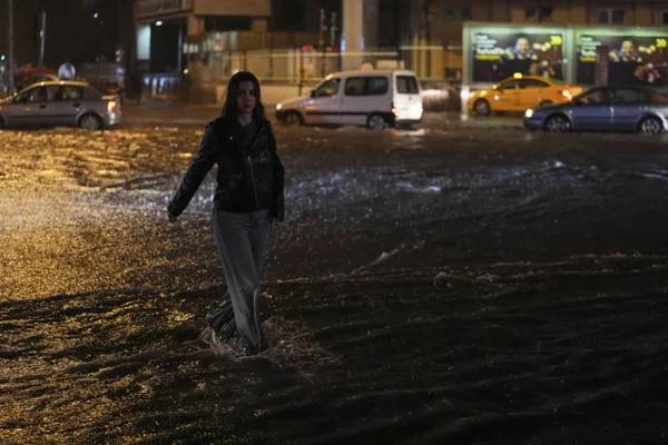 Valilik günler önce uyarmıştı! Ankara'da sağanak yağış hayatı felç etti!, bir çok evi su bastı, araçlar alt geçitlerde mahsur kaldı 28