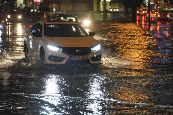 Valilik günler önce uyarmıştı! Ankara'da sağanak yağış hayatı felç etti!, bir çok evi su bastı, araçlar alt geçitlerde mahsur kaldı 29