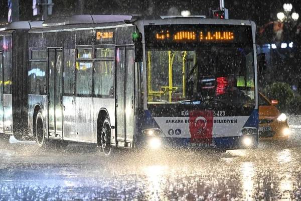 Valilik günler önce uyarmıştı! Ankara'da sağanak yağış hayatı felç etti!, bir çok evi su bastı, araçlar alt geçitlerde mahsur kaldı 3