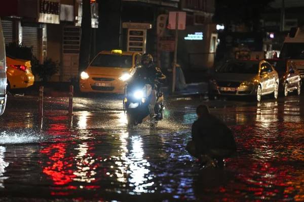 Valilik günler önce uyarmıştı! Ankara'da sağanak yağış hayatı felç etti!, bir çok evi su bastı, araçlar alt geçitlerde mahsur kaldı 32