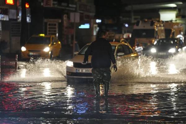 Valilik günler önce uyarmıştı! Ankara'da sağanak yağış hayatı felç etti!, bir çok evi su bastı, araçlar alt geçitlerde mahsur kaldı 33