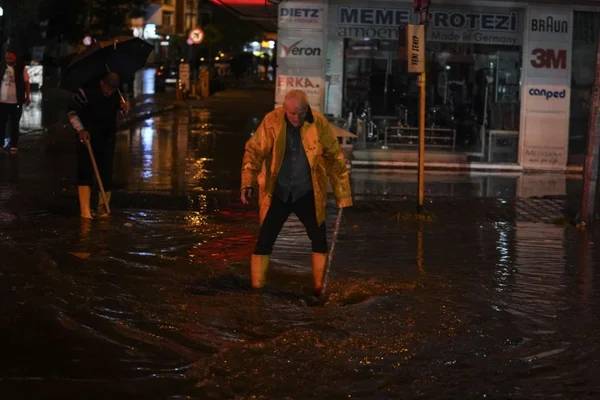 Valilik günler önce uyarmıştı! Ankara'da sağanak yağış hayatı felç etti!, bir çok evi su bastı, araçlar alt geçitlerde mahsur kaldı 34