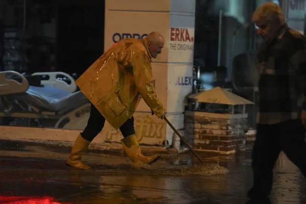 Valilik günler önce uyarmıştı! Ankara'da sağanak yağış hayatı felç etti!, bir çok evi su bastı, araçlar alt geçitlerde mahsur kaldı 40