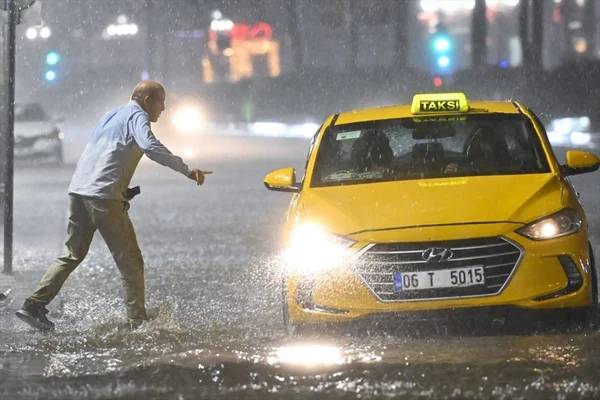 Valilik günler önce uyarmıştı! Ankara'da sağanak yağış hayatı felç etti!, bir çok evi su bastı, araçlar alt geçitlerde mahsur kaldı 42