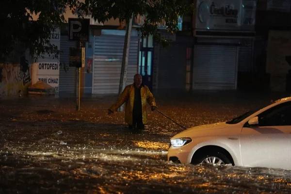 Valilik günler önce uyarmıştı! Ankara'da sağanak yağış hayatı felç etti!, bir çok evi su bastı, araçlar alt geçitlerde mahsur kaldı 8