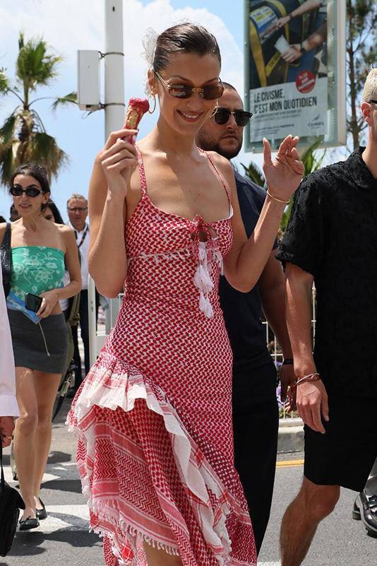 Bella Hadid, Cannes film festivaline damga vurdu, kırmızı halıda şıklığı ve güzelliğiyle göz kamaştırdı 3