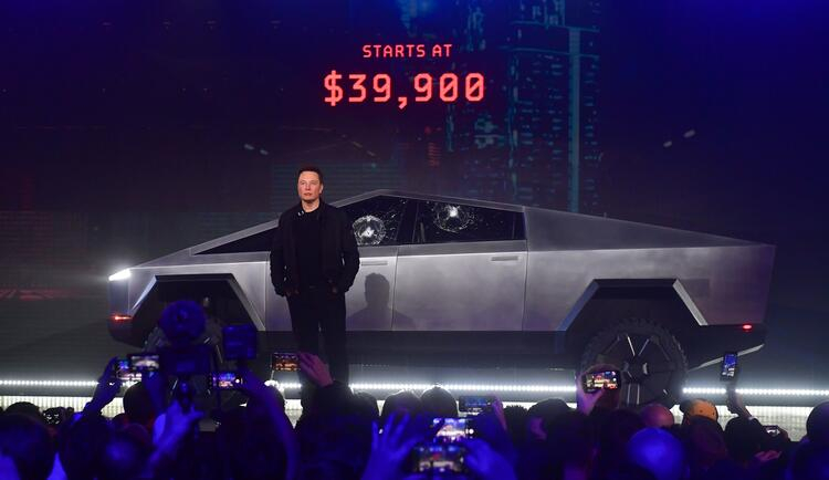 Elon Musk sonunda tanıttı! İşte zırhlı ve elektrikli pick-up 11