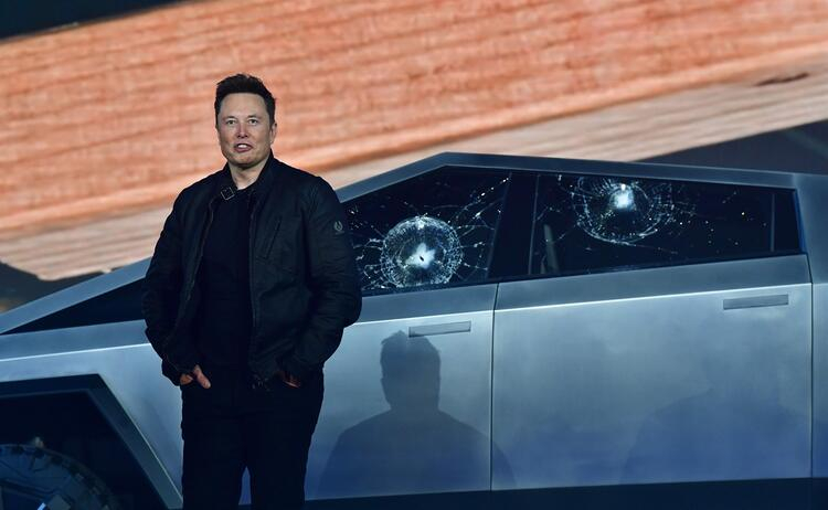 Elon Musk sonunda tanıttı! İşte zırhlı ve elektrikli pick-up 6