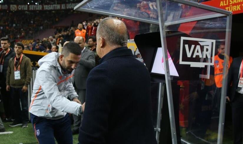 Buzlar eridi! Arda Turan, Fatih Terim'in elini öptü 1