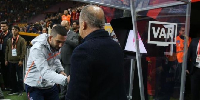 Buzlar eridi! Arda Turan, Fatih Terim'in elini öptü