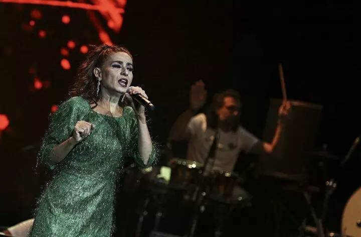 Yıldız Tilbe, baş örtüsü takarak yaptığı paylaşıma takipçilerinden beğeni ve yorum yağdı: 'Ne güzel olmuşsun Yıldız'ım ya' 5