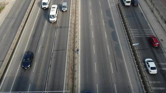 Yürek burkan hayat hikayesi! Yıllardır Yaz kış demeden E-5 ortasında her gün yürüyüşün nedeni belli oldu! 2