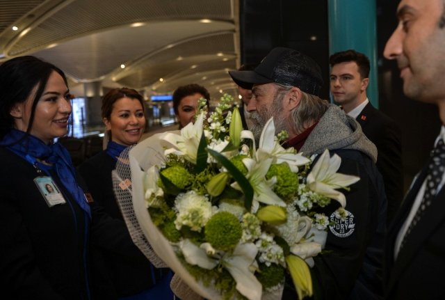 Türkiye'nin İyi Erkek Oyuncu ödülünü alan Haluk Bilginer İstanbul'a döndü 5