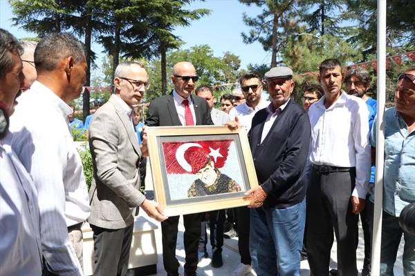 15 Temmuz milli kahramanımız Ömer Halis Demir'in kabrine ziyaretçi akını: Vur emrini veren Zeki Aksakalı'da ordaydı 11