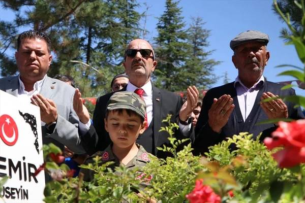 15 Temmuz milli kahramanımız Ömer Halis Demir'in kabrine ziyaretçi akını: Vur emrini veren Zeki Aksakalı'da ordaydı 13