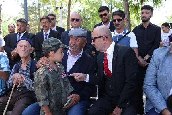 15 Temmuz milli kahramanımız Ömer Halis Demir'in kabrine ziyaretçi akını: Vur emrini veren Zeki Aksakalı'da ordaydı 14