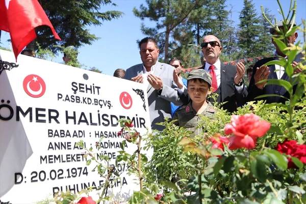 15 Temmuz milli kahramanımız Ömer Halis Demir'in kabrine ziyaretçi akını: Vur emrini veren Zeki Aksakalı'da ordaydı 17