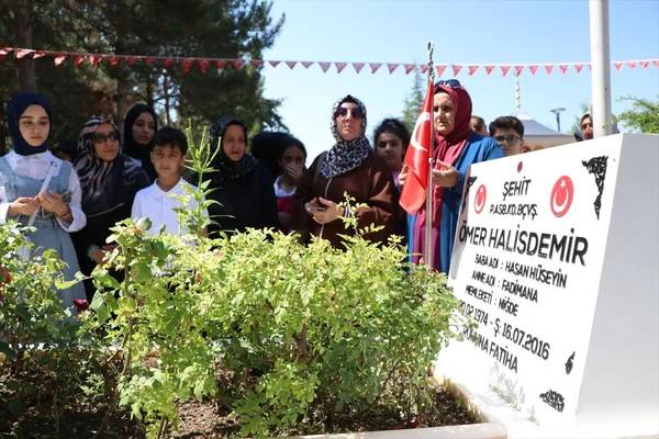 15 Temmuz milli kahramanımız Ömer Halis Demir'in kabrine ziyaretçi akını: Vur emrini veren Zeki Aksakalı'da ordaydı 20