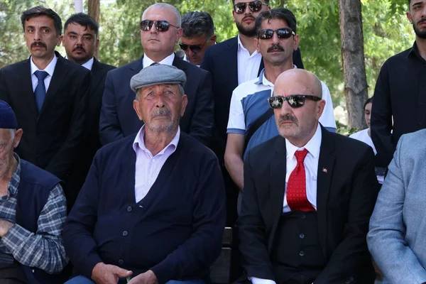 15 Temmuz milli kahramanımız Ömer Halis Demir'in kabrine ziyaretçi akını: Vur emrini veren Zeki Aksakalı'da ordaydı 21