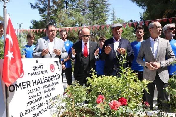 15 Temmuz milli kahramanımız Ömer Halis Demir'in kabrine ziyaretçi akını: Vur emrini veren Zeki Aksakalı'da ordaydı 22