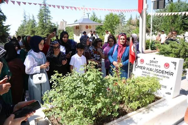 15 Temmuz milli kahramanımız Ömer Halis Demir'in kabrine ziyaretçi akını: Vur emrini veren Zeki Aksakalı'da ordaydı 23