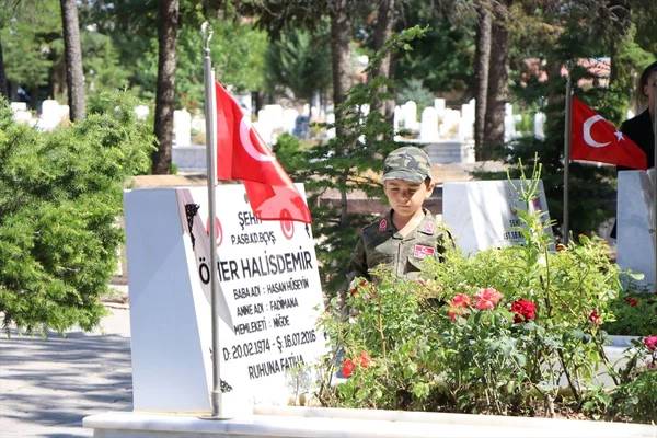 15 Temmuz milli kahramanımız Ömer Halis Demir'in kabrine ziyaretçi akını: Vur emrini veren Zeki Aksakalı'da ordaydı 24