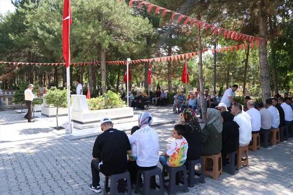 15 Temmuz milli kahramanımız Ömer Halis Demir'in kabrine ziyaretçi akını: Vur emrini veren Zeki Aksakalı'da ordaydı 26