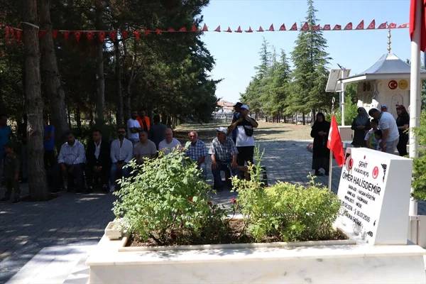 15 Temmuz milli kahramanımız Ömer Halis Demir'in kabrine ziyaretçi akını: Vur emrini veren Zeki Aksakalı'da ordaydı 28