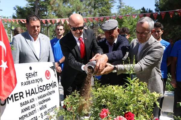 15 Temmuz milli kahramanımız Ömer Halis Demir'in kabrine ziyaretçi akını: Vur emrini veren Zeki Aksakalı'da ordaydı 4