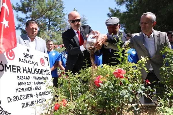 15 Temmuz milli kahramanımız Ömer Halis Demir'in kabrine ziyaretçi akını: Vur emrini veren Zeki Aksakalı'da ordaydı 7