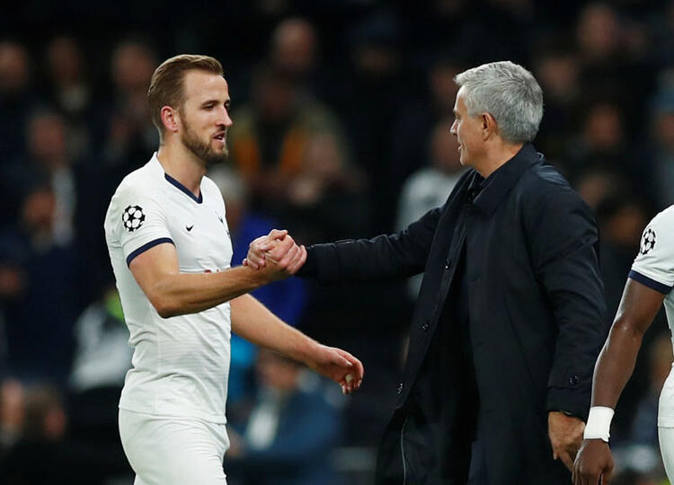 Mourinho sevinçten top toplayıcı çocuğa gidip sarıldı! 1
