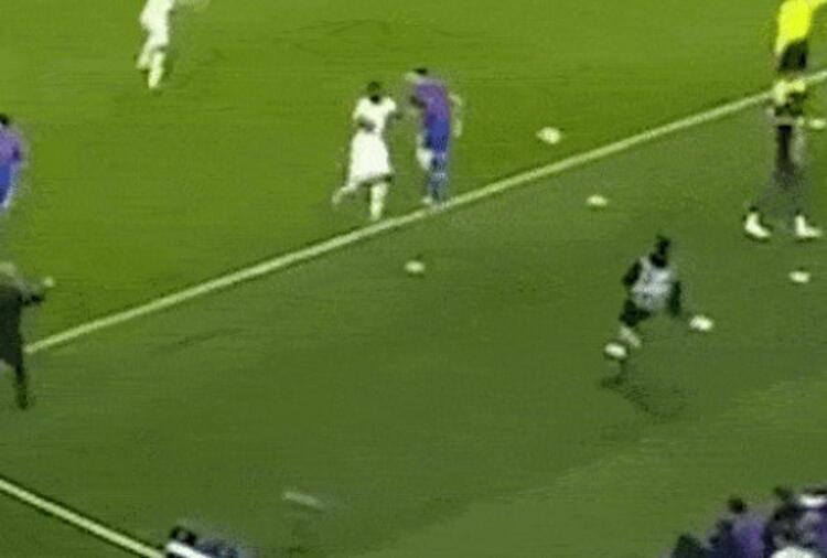 Mourinho sevinçten top toplayıcı çocuğa gidip sarıldı! 2